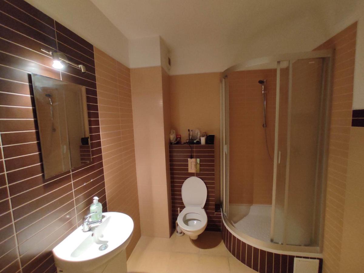 Nice Room With 2 Shared Bathrooms ,Wc , 2Km To Old Town -100M From Metro Szwedzka วอร์ซอ ภายนอก รูปภาพ